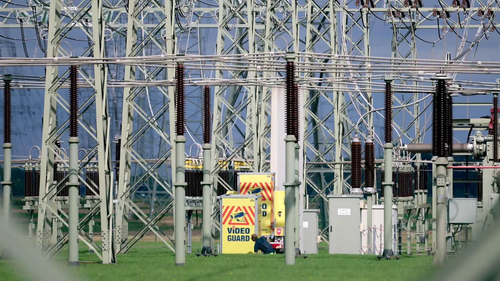 Am Umspannwerk bei Dormagen entdeckte ein Spaziergänger einen verdächtigen Gegenstand. (Foto: Bernd Thissen/dpa)