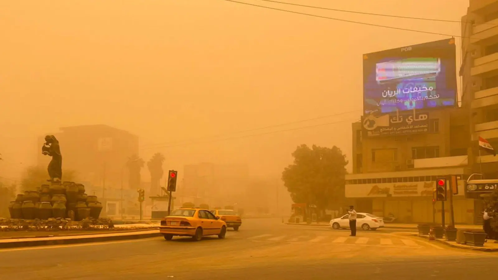 Autos in Bagdad fahren durch einen Sandsturm. (Foto: Ali Abdul Hassan/AP/dpa)