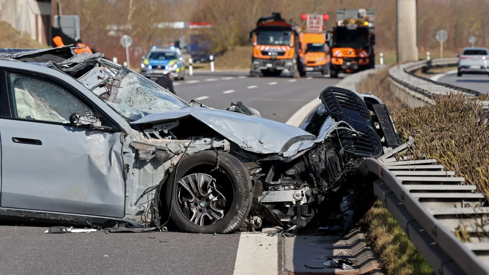 Das Auto des Verkehrsministers überschlug sich bei dem Unfall.  (Foto: Bernd Wüstneck/dpa)