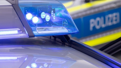 Zahlreiche Polizei- und Rettungskräfte suchten in der Nacht nach dem Vermissten. (Symbolbild) (Foto: Daniel Karmann/dpa)