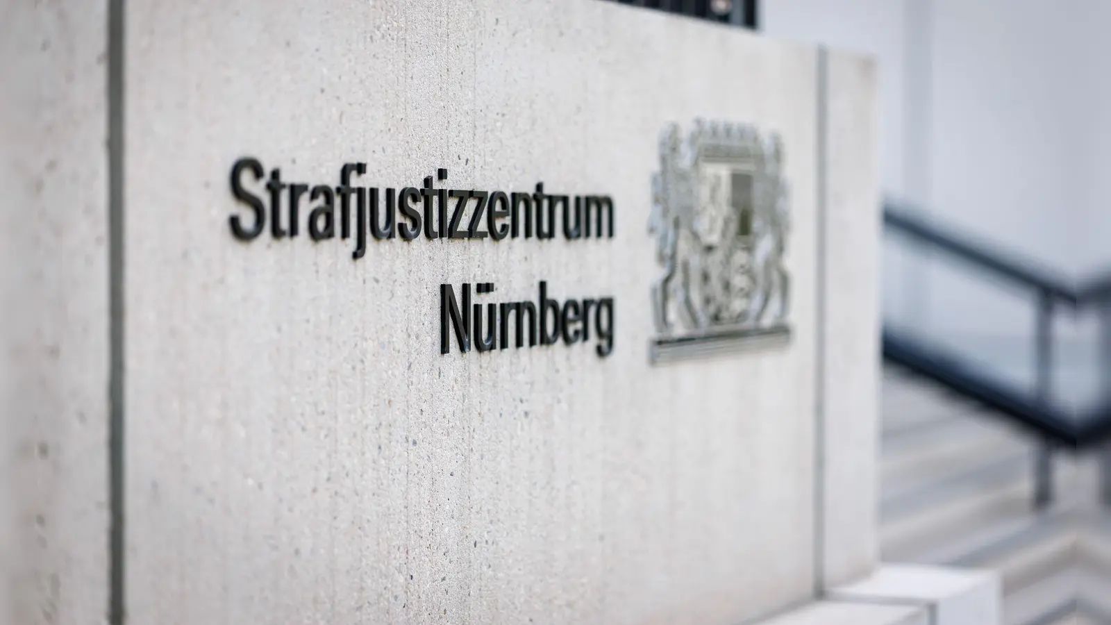 Eine ehemalige Polizeiangestellte soll sich aus der Asservatenkammer bedient haben. (Symbolbild) (Foto: Daniel Karmann/dpa)