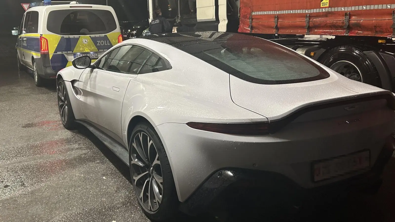 Weil der Fahrer seinen Aston Martin nicht für die Einfuhr in die EU angemeldet hatte, musste er den Wagen abgeben, bis er die Zollgebühren in Höhe von 23.000 Euro bezahlen konnte.  (Foto: -/Hauptzollamt Ulm/CCBY/dpa)