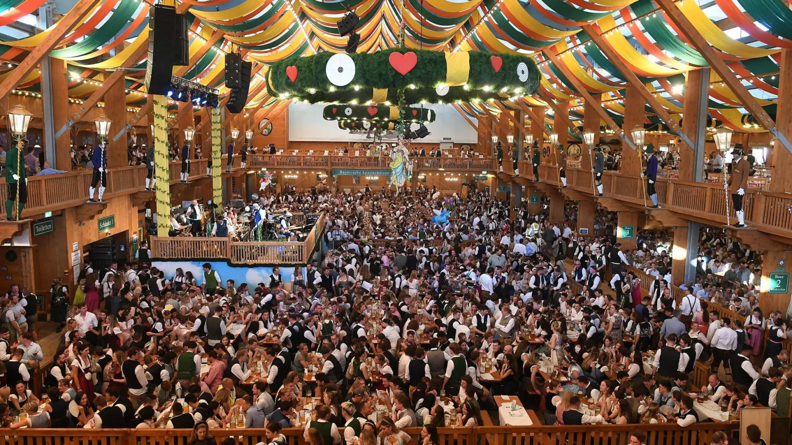 Einige Bayern-Profis und auch Coach Kompany haben sich bereits auf dem Oktoberfest umgesehen. (Foto: Felix Hörhager/dpa)