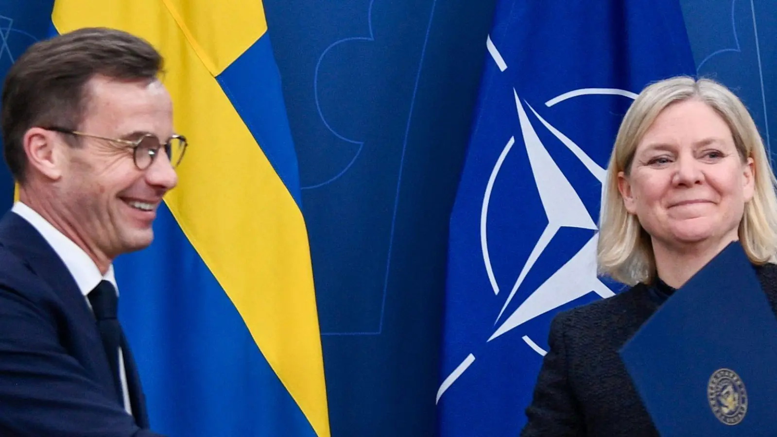 Wer gewinnt das Rennen um die Macht in Schweden - Regierungschef Ulf Kristersson (links) oder Herausforderin Magdalena Andersson (rechts)? (Archivbild) (Foto: Lars Schröder/TT/TT News Agency/AP/dpa)