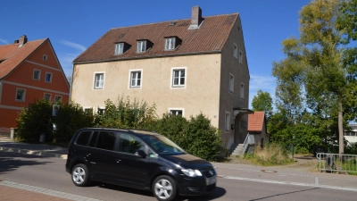 In der ehemaligen Polizeistation (graues Gebäude) in Uffenheim sollen bis zu 42 Geflüchtete eine Unterkunft finden. Zuvor müssen allerdings erst noch die Handwerker ins Haus. (Foto: Johannes Zimmermann)