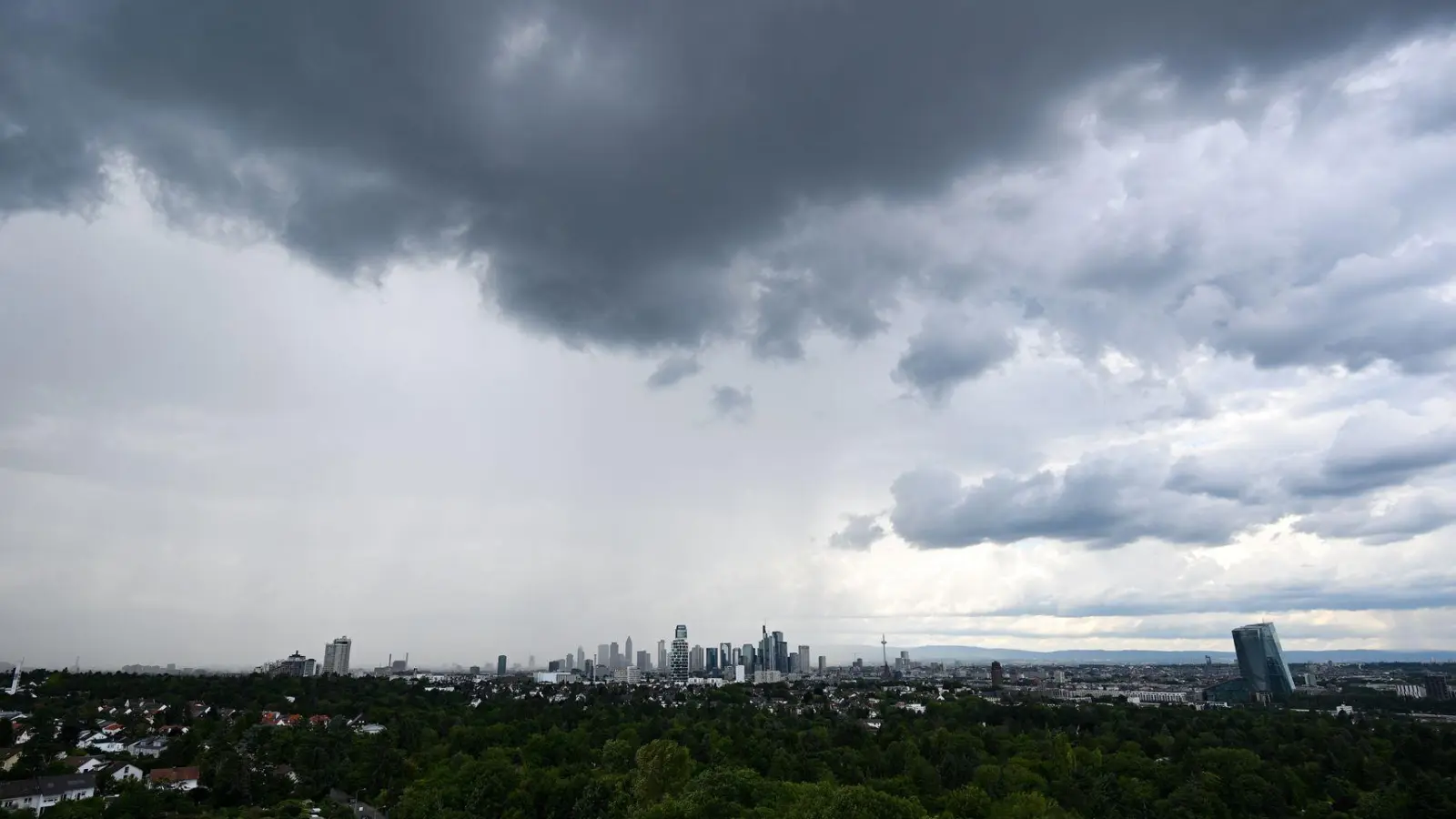 Regen zieht ab Sonntag in Deutschland auf. (Archivbild) (Foto: Arne Dedert/dpa)
