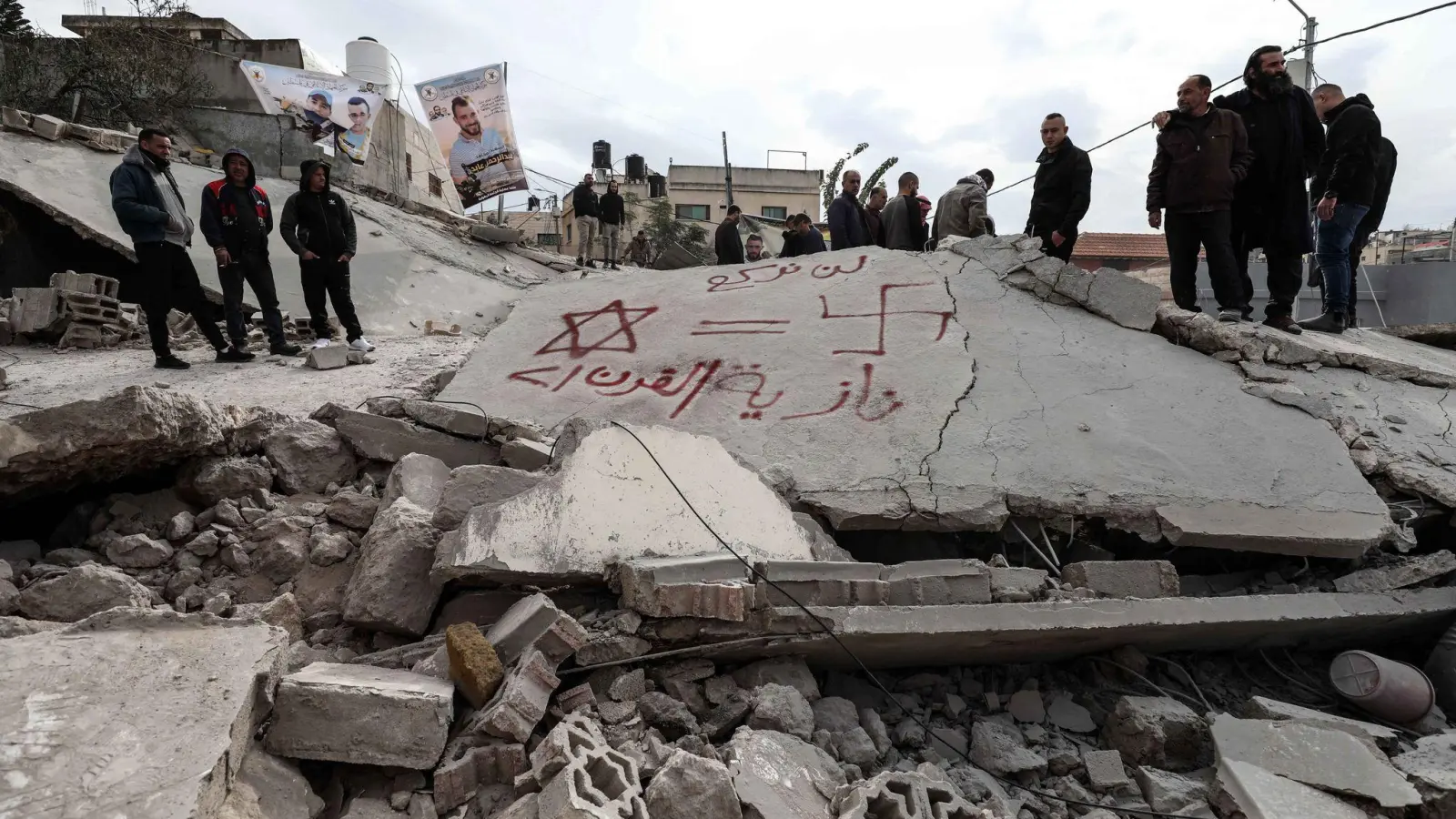 Palästinenser begutachten die Trümmer eines von der israelischen Armee zerstörten Hauses in Jenin, Westjordanland. (Foto: Ayman Nobani/dpa)