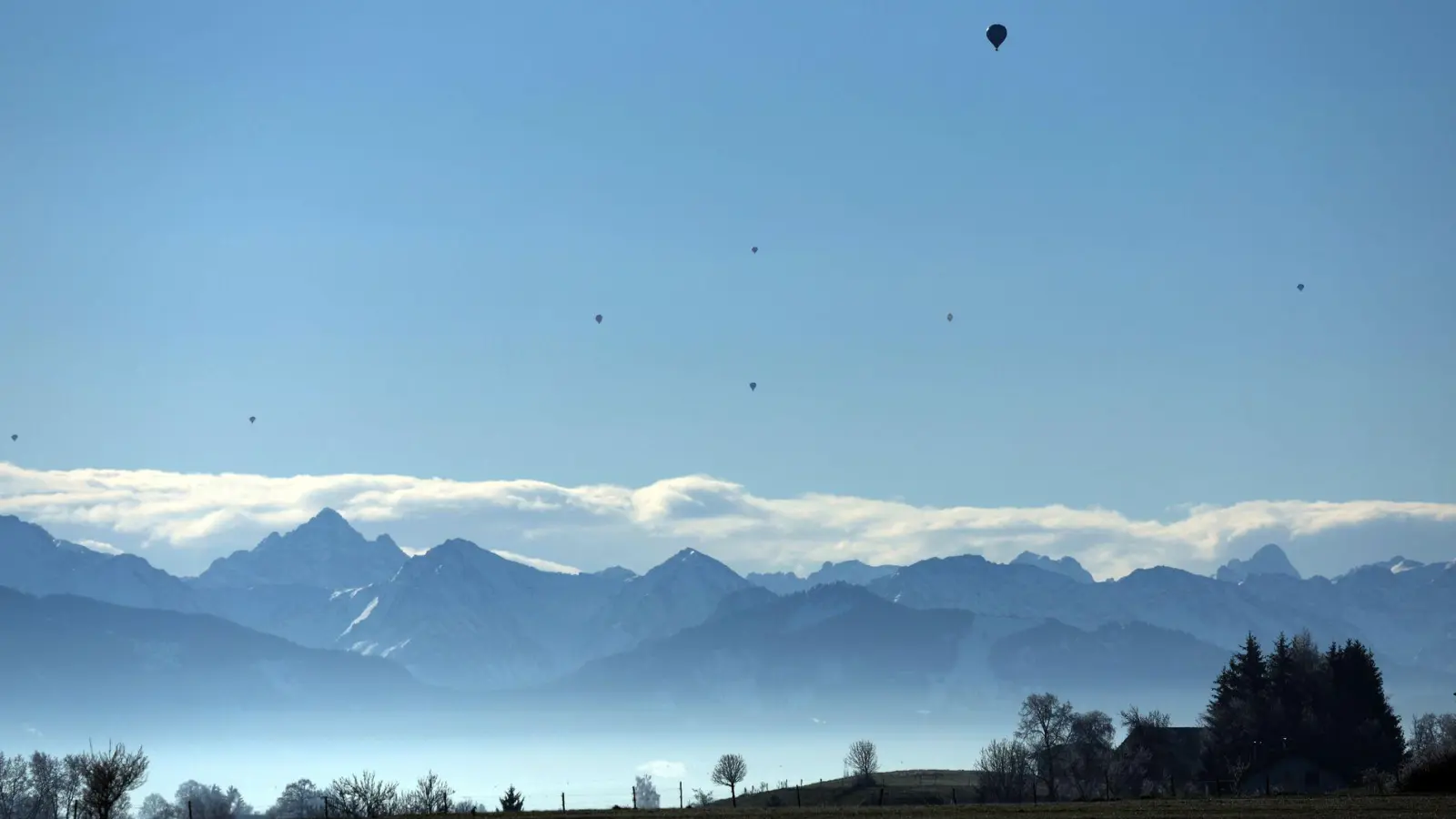 Wer am Sonntag Sonne will, sollte in die Berge fahren. (Archivbild)  (Foto: Karl-Josef Hildenbrand/dpa)