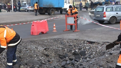 Arbeiter beseitigen die Folgen eines russischen Drohnenangriffs in Charkiw. (Foto: -/https://photonew.ukrinform.com/ Ukrinform/dpa)