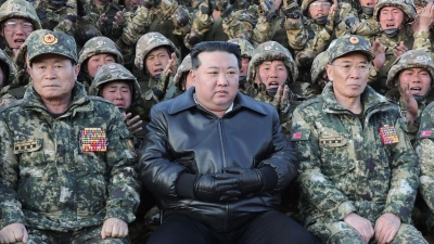 China ist ein wichtiger Verbündeter der selbst ernannten Atommacht unter Machthaber Kim Jong Un (M.). (Foto: KCNA/KNS/dpa)