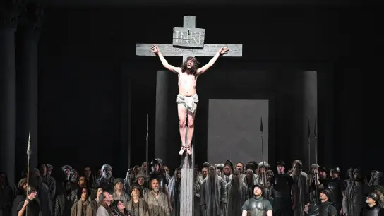 Der 2. Darsteller des Jesus, Rochus Rückl (M), wird bei der Fotoprobe zu den 42. Passionsspielen gekreuzigt. (Foto: Angelika Warmuth/dpa/Archivbild)