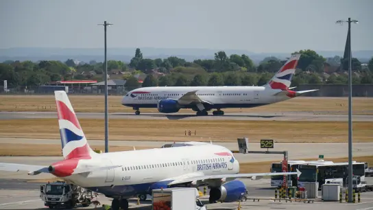 Chaos nach Corona in Heathrow: British Airways verkauft vorerst keine neuen Tickets für Kurzstrecken ab London-Heathrow mehr. (Foto: Jonathan Brady/PA Wire/dpa)