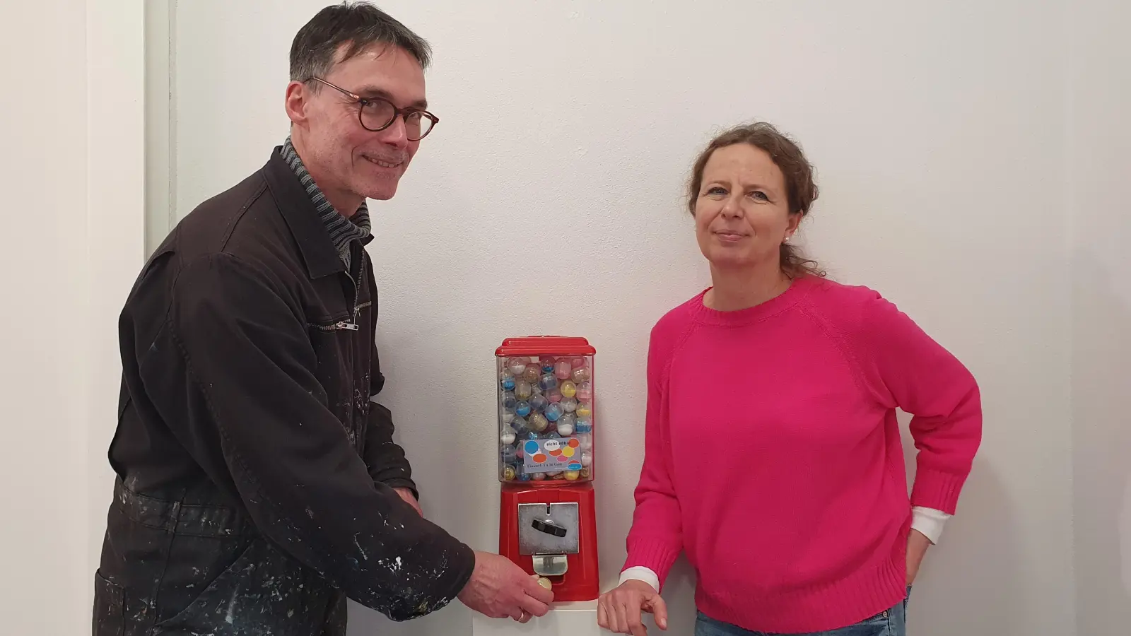 Ein bisschen Glitzer aus dem Kaugummiautomaten: Gerhard Rießbeck und Stefanie Pöllot freuen sich auf ihre gemeinsame Ausstellung. (Foto: Anna Franck)