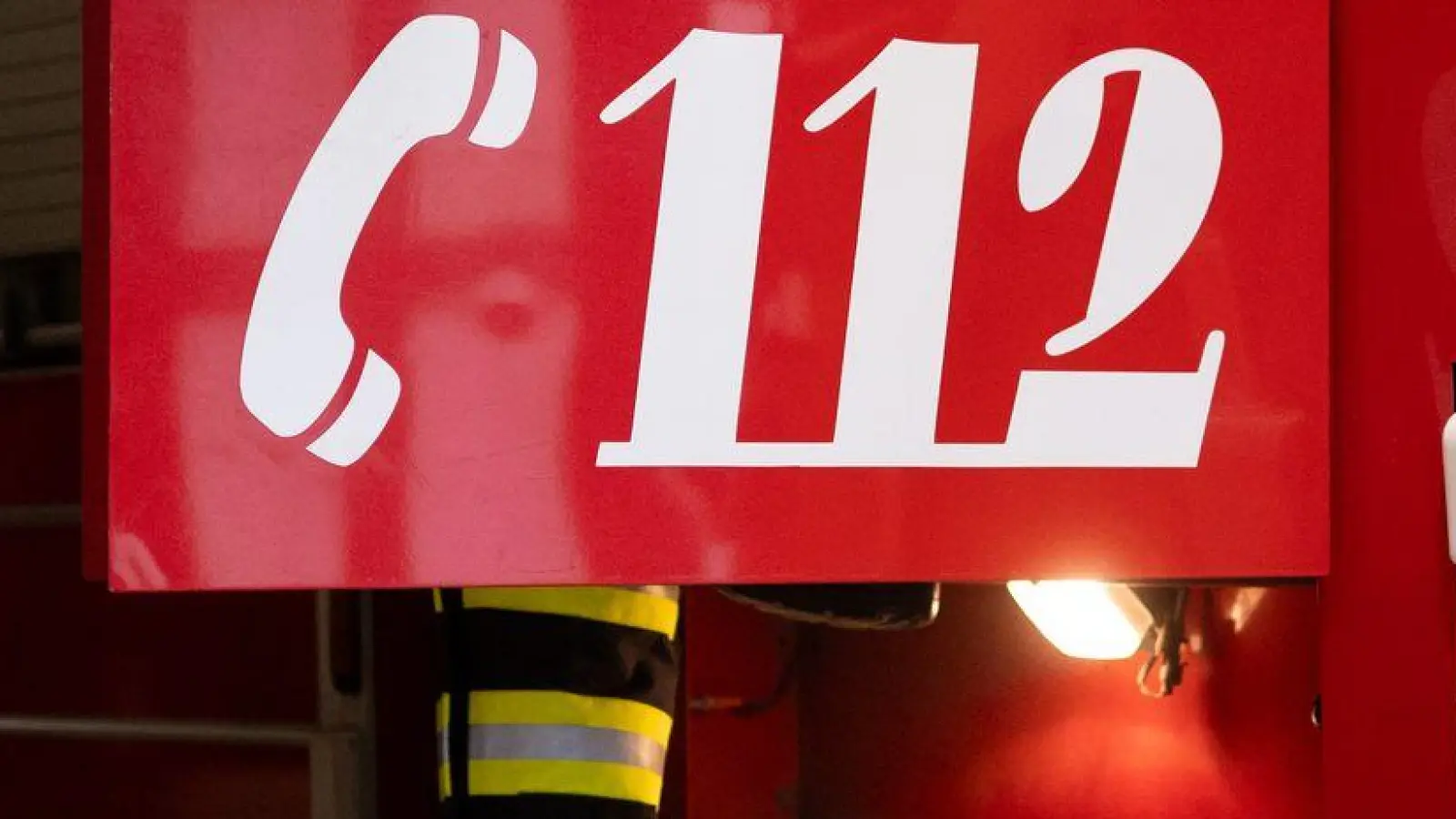 Ein Fahrzeug der Berufsfeuerwehr. (zu dpa: «Touristen folgen Navi und bleiben auf Forstweg stecken») (Foto: Niklas Treppner)