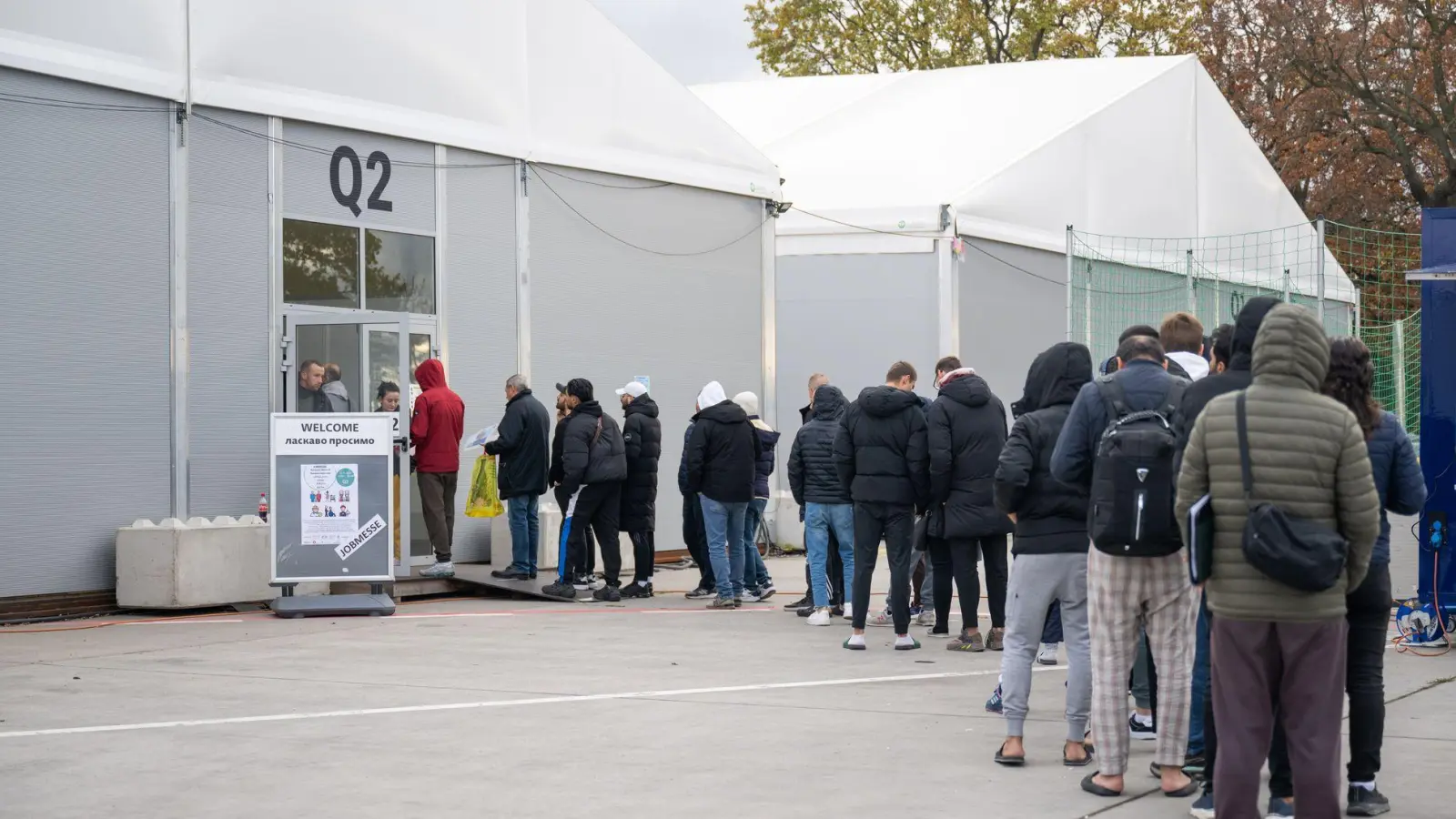 Die Zahl der Asylbewerber, die nach Deutschland kommen, ging im vergangenen Jahr deutlich zurück. (Archivbild) (Foto: Christophe Gateau/dpa)