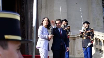 Außenministerin Annalena Baerbock wird von ihrem Amtskollegen Stéphane Séjourné am Außenministerium begrüßt. (Foto: Bernd von Jutrczenka/dpa)
