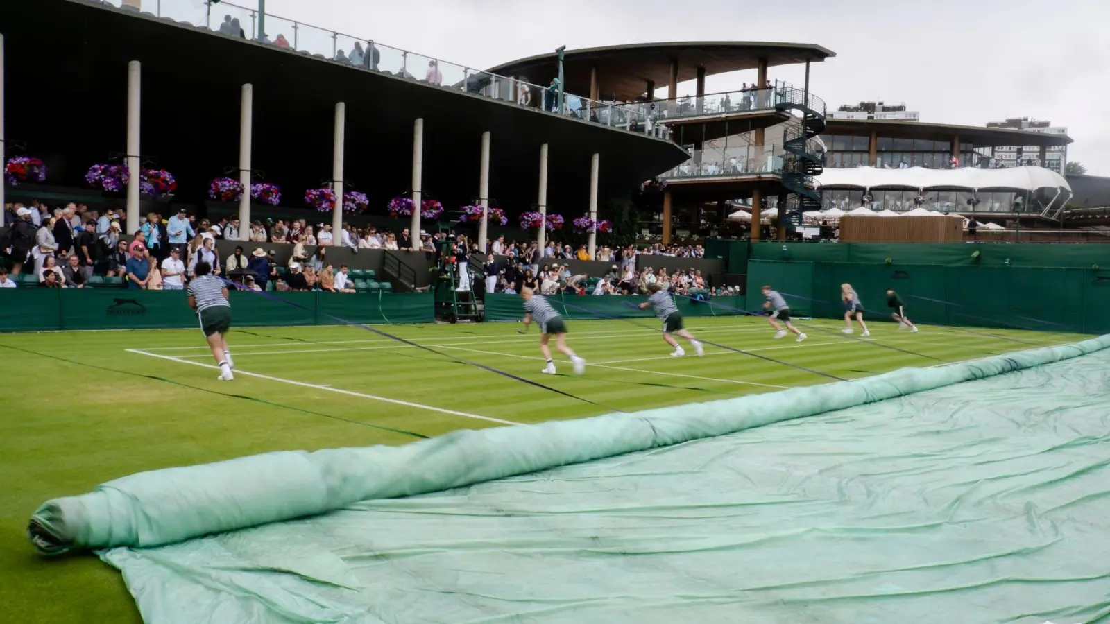 In Wimbledon gab es sofort eine Regenunterbrechung. (Foto: Frank Molter/dpa)
