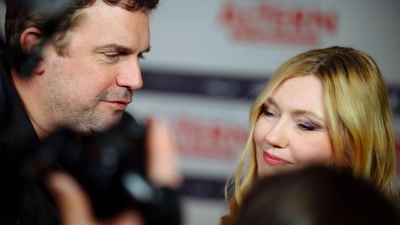 Schauspieler Sebastian Bezzel kommt mit seiner Frau und Schauspielerin Johanna Christine Gehlen auf den roten Teppich zur Premiere des Films. (Foto: Gregor Fischer/dpa)