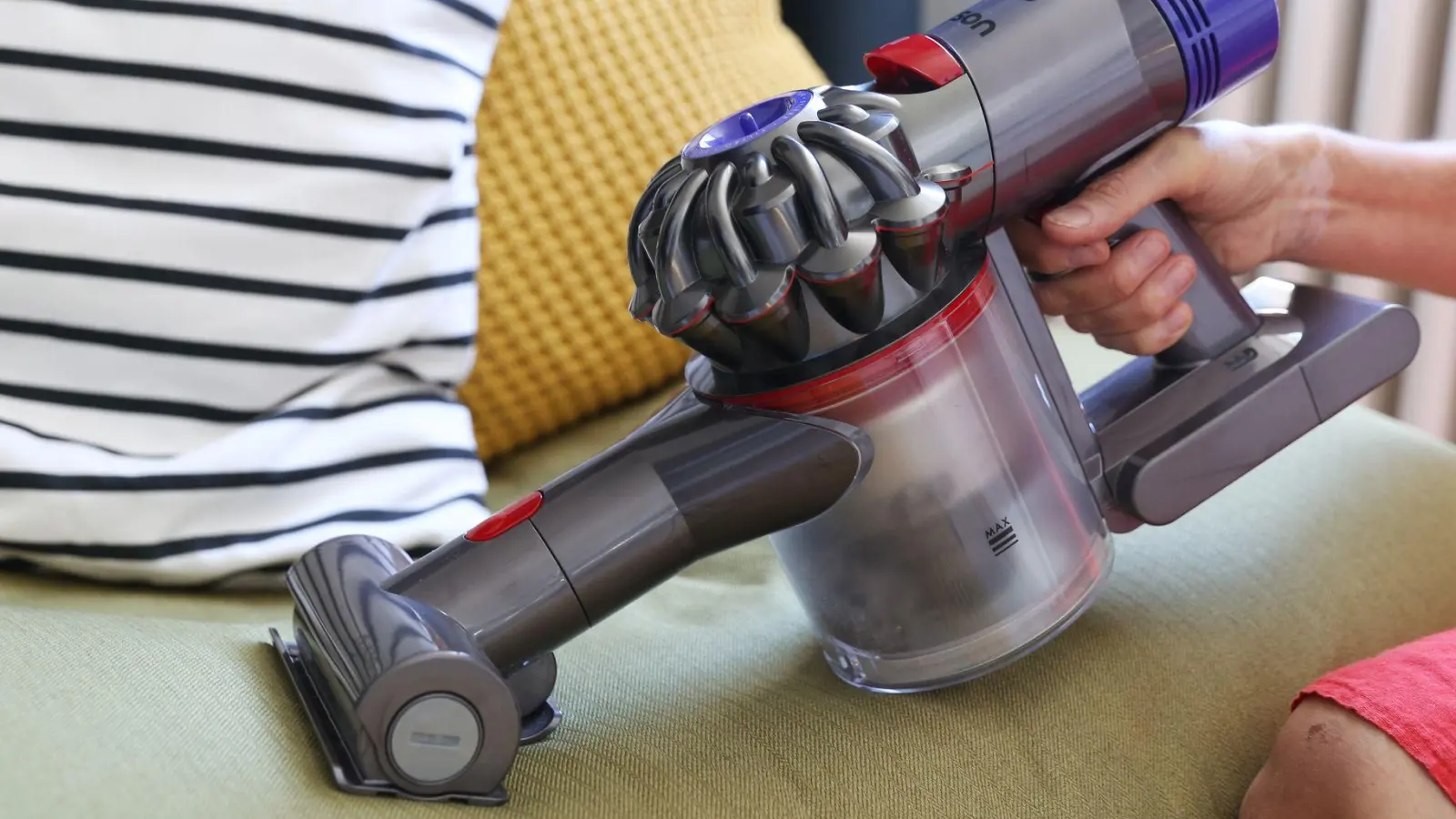Krümel-Alarm auf dem Sofa? Bei einem Handstaubsauger kommt es vor allem auf Akkulaufzeit und Handhabung an.  (Foto: Catherine Waibel/dpa-tmn)
