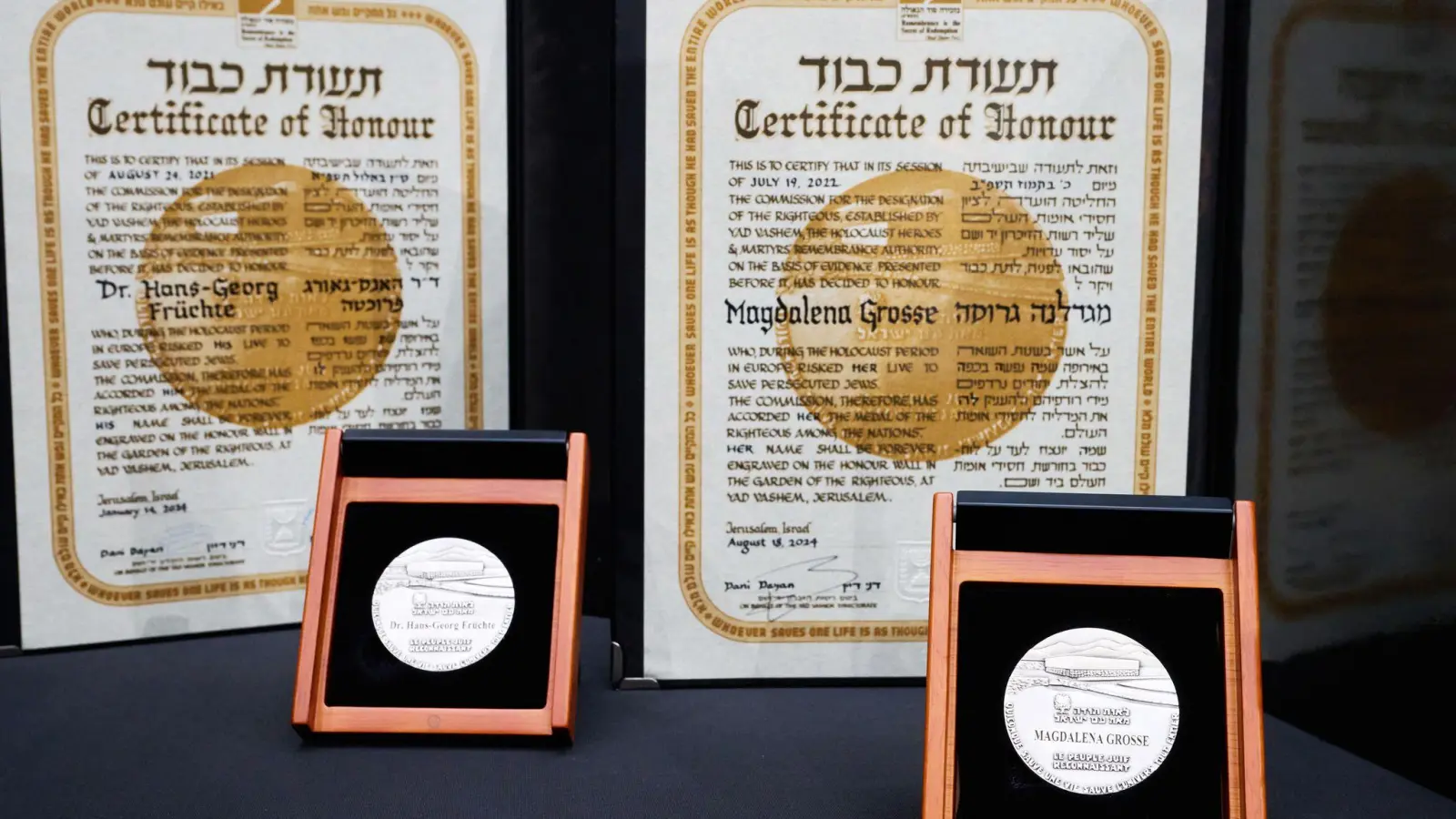 Magdalena Große und Hans-Georg Früchte wurden posthum als „Gerechte der Völker“ mit Yad-Vashem-Medaillen ausgezeichnet - benannt nach der Holocaust-Gedenkstätte in Israel.  (Foto: Annette Riedl/dpa)