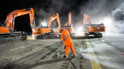 Bauarbeiten auf dem Flughafen finden oft nachts statt, wenn kein Flugbetrieb herrscht. Für solche Nachtschichten muss der Arbeitgeber einen Ausgleich gewähren. (Foto: Andreas Arnold/dpa/dpa-tmn)