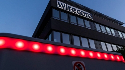Der Schriftzug von Wirecard hängt an der damaligen Firmenzentrale in Aschheim. (Foto: Peter Kneffel/dpa/Archivbild)