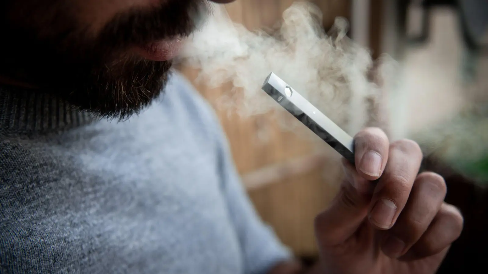 Ein Mann raucht eine E-Zigarette. (Foto: Fabian Strauch/dpa/Symbolbild)