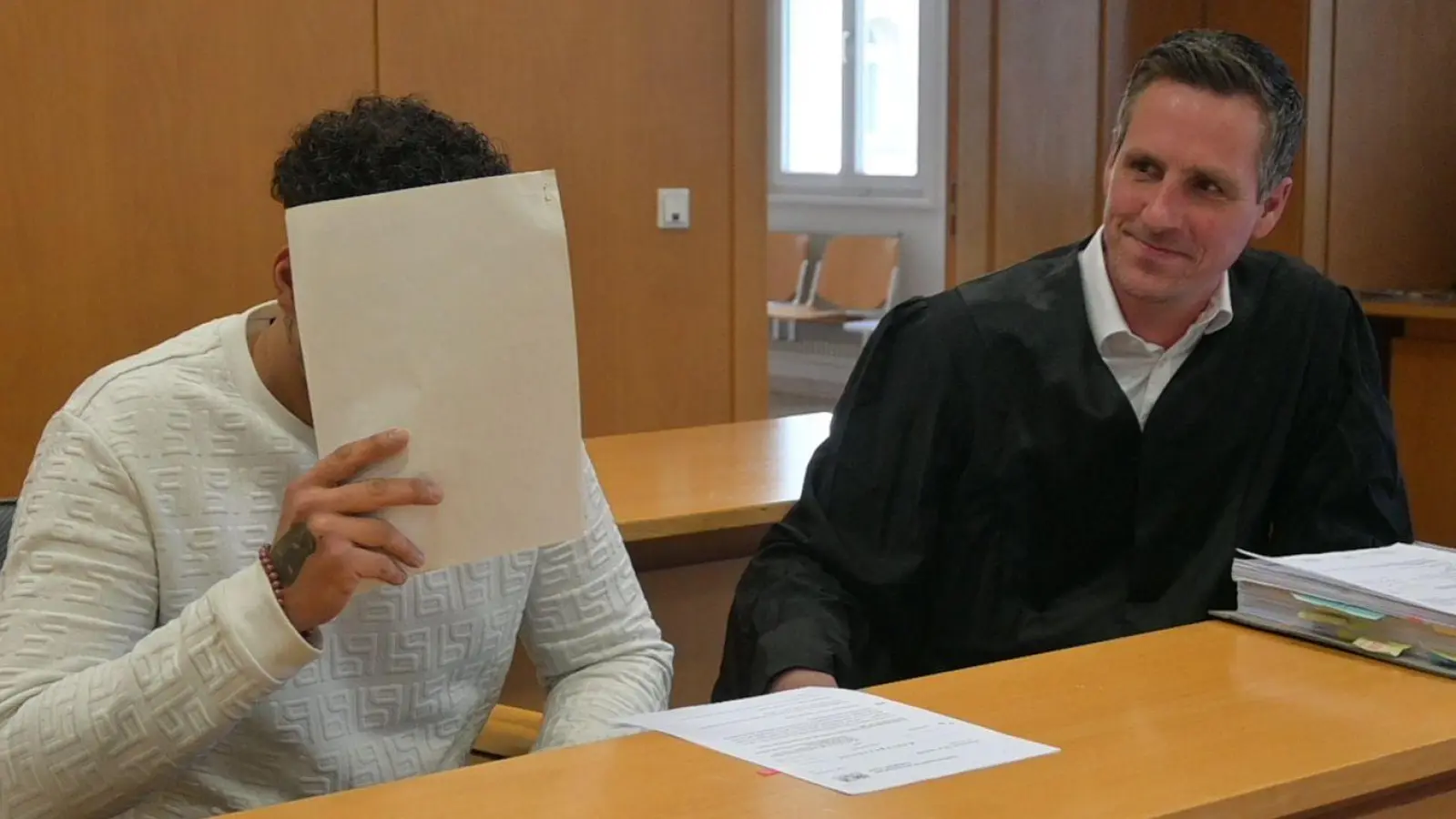 Der Angeklagte und sein Pflichtverteidiger Sebastian Kern. (Foto: Judith Marschall)