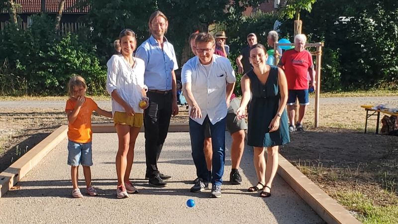 Regelwidrig und nur für das Foto werfen die Hauptverantwortlichen für die neue Attraktion „für die großen Kinder” am Ippesheimer Spielplatz Werner Franz (zentral, gerade am Wurf) und Sarah Hahn (2. von links) von ein bisschen weiter vorne. Mit dabei: Magdalena Stumpf, Bürgermeister Rainer Bullmer, Daniel Stumpf (etwas verdeckt) und zweite Bürgermeisterin Christina Alt (weiter von links). (Foto: Ulli Ganter)