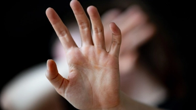 Bei Gewalt in Partnerschaft und Familie spiele oft auch ökonomische Abhängigkeit eine Rolle, sagt Bundesfamilienministerin Karin Prien (Symbolbild) (Foto: Fabian Sommer/dpa)