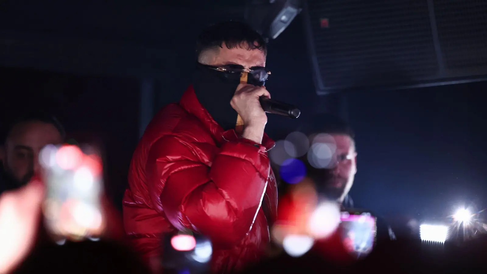 Der Rapper Haftbefehl bei einem Auftritt in Gießen vergangenes Jahr. (Archivbild) (Foto: Hannes P. Albert/dpa)