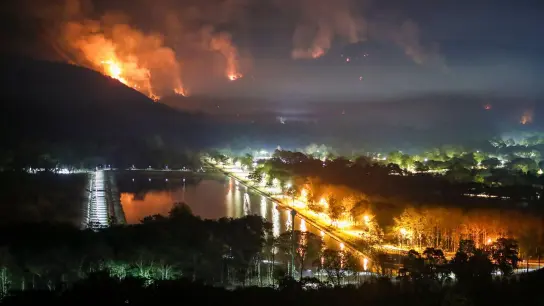 Feuer und Rauch steigen über Nakhon Nayok auf. (Foto: Nava Sangthong/AP)