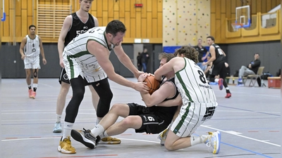 Der Neustädter Johannes Richter (in Weiß, links) war bei seinem Comeback gleich mittendrin: Hier ringt er mit seinem Kapitän Christian Bittel und dem Schwabinger Emanuel Prediger um den Ball. (Foto: Martin Rügner)