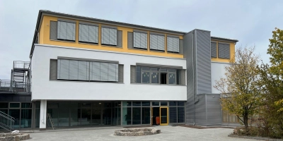 Nach zwei Jahren Bauzeit konnte das nun modernste Schulgebäude im Landkreis von Schülerinnen, Schülern und Lehrkräften bezogen werden. (Foto: Anton Schiefer)