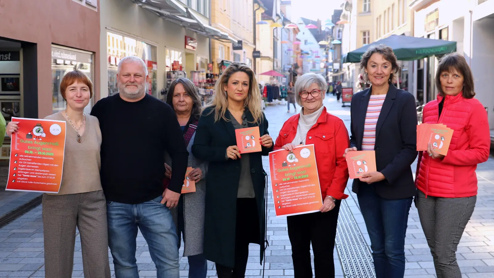 Sie und andere wirken bei der Aktion mit (von links): Elke Knöbl, Jürgen Wolf, Heike Schwarz, Jasmine Tzouvaras, Edith Thiemer, Elke Homm-Vogel und Heike Kohn. (Foto: Oliver Herbst)