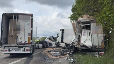 Auf der A6 zwischen den Ausfahrten Lichtenau und Ansbach in Fahrtrichtung Feuchtwangen ist ein Sattelzug auf einen anderen aufgefahren. Ein Fahrer verunglückte tödlich. Die Bergungsarbeiten laufen, die Strecke ist voraussichtlich bis nachmittags gesperrt. (Foto: Evi Lemberger)