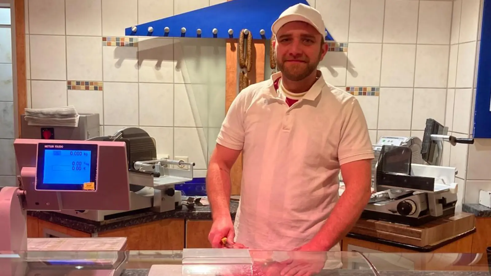Metzgermeister Ralf Preikschat an seinem Arbeitsplatz, der Fleisch- und Wursttheke der Metzgerei Weinländer in Ansbach. (Foto: Fritz Zinnecker)