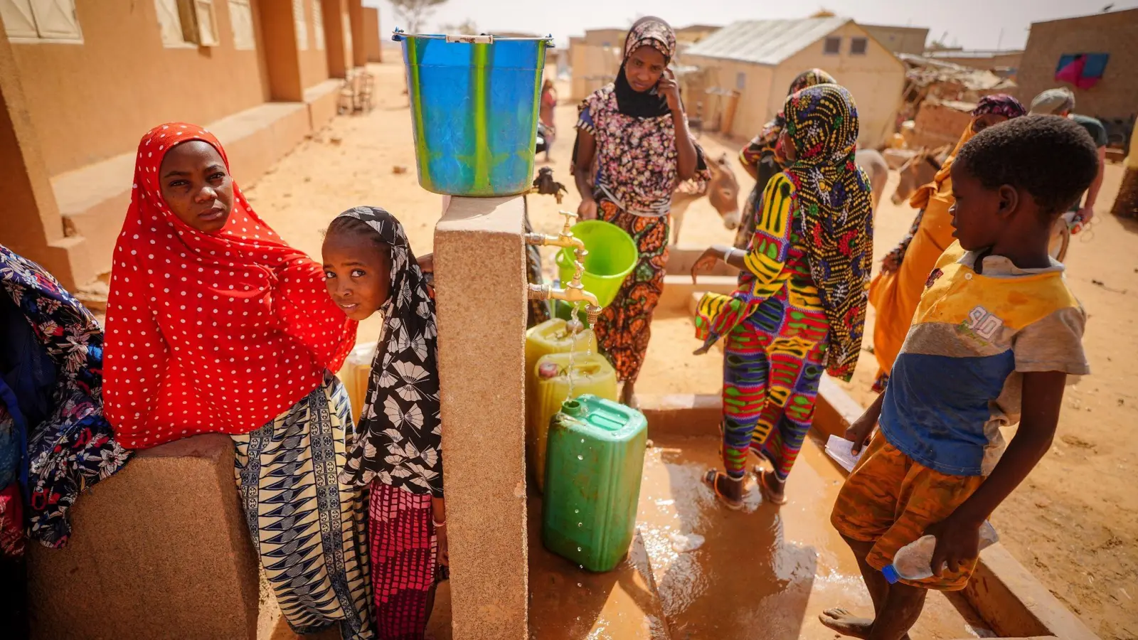 Kinder stehen an einer Wasserstelle in Ouallam im westafrikanischen Niger. (Foto: Kay Nietfeld/dpa)