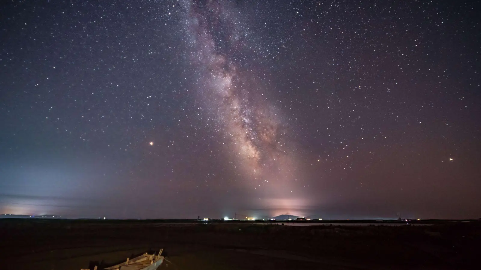 In einer sternenklaren Nacht ist die Milchstraße über der nordostchinesischen Provinz Liaoning zu sehen. (Foto: Han Yinhe/SIPA Asia/ZUMA/dpa)