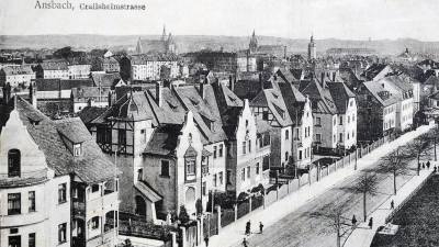 Die Straßen Ansbachs - hier eine Postkarte mit der historischen Ansicht der Crailsheimstraße - sind in den 1920-er Jahren oft noch eine staubige Angelegenheit. (Foto: Sammlung Breitschwert)