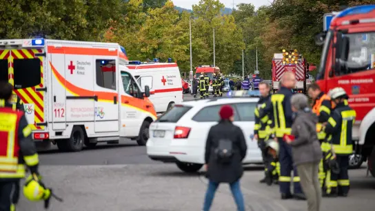 Einsatzkräfte der Feuerwehr und des Roten Kreuzes stehen nach einem Gasaustritt vor der Schule in Idstein (Foto: Sebastian Gollnow/dpa)