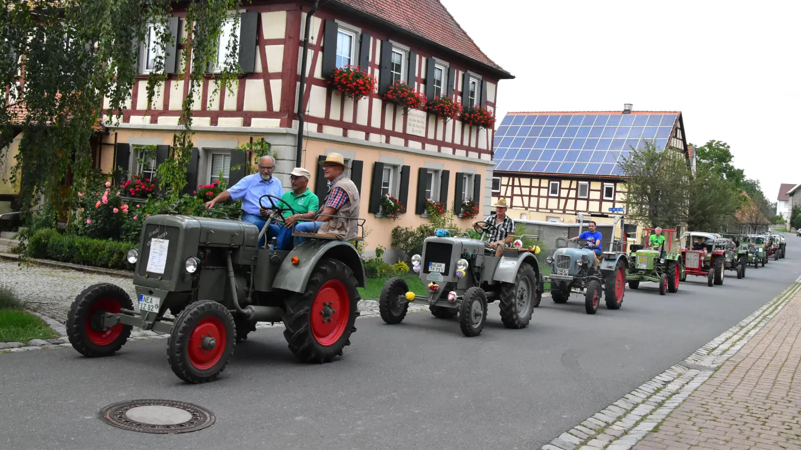 Als ältester Teilnehmer führt Hans Henninger mit dem ältesten Schlepper, einem 22-PS-Dieselross, Baujahr 1938, die Auftakttour beim jährlichen Bulldogdretzen durch Ottenhofen an. (Archivbild: Fritz Arnold)