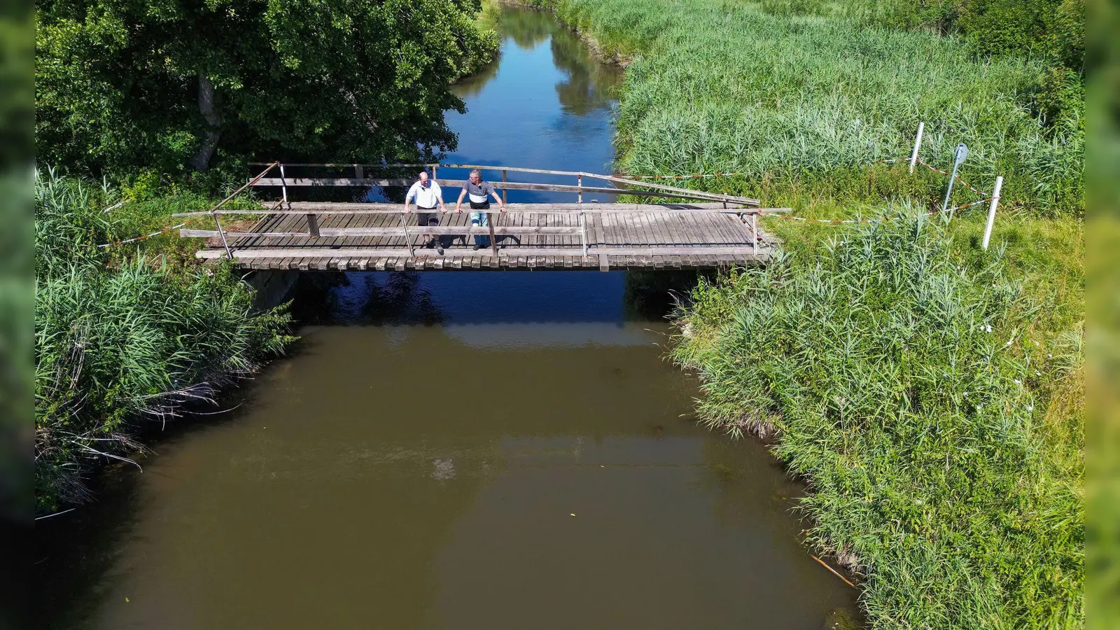 Die Bahn will die Brücke über die Paar ersatzlos abreißen - die Landwirte können mit Maschinen nicht mehr zu ihren Wiesen.  (Foto: Daniel Löb/dpa)