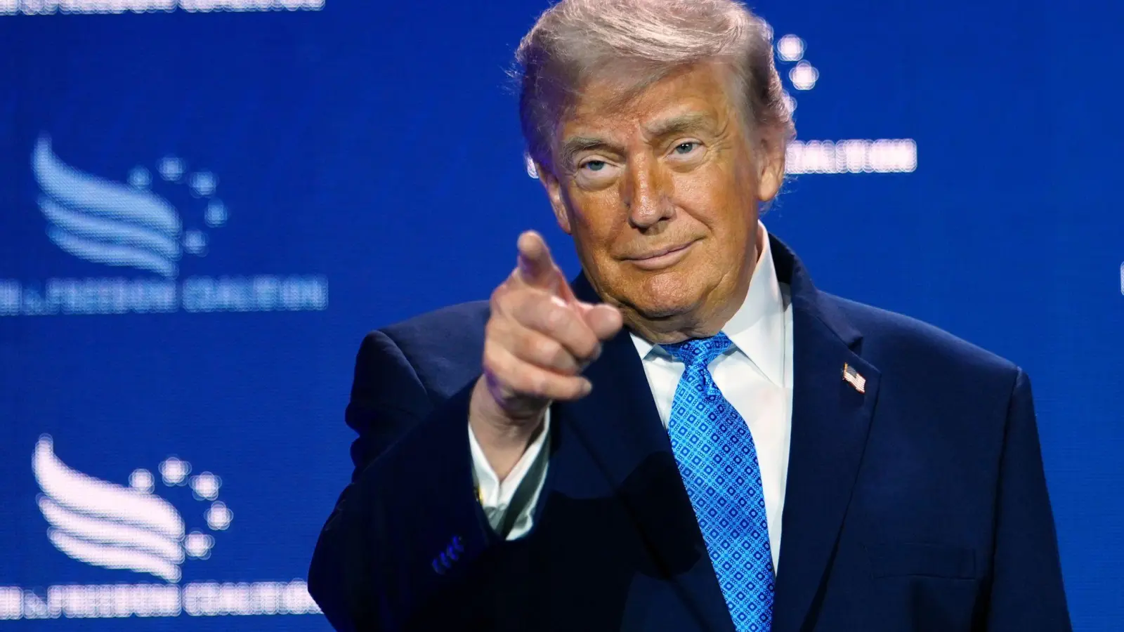 Trump verdiente Hunderte Millionen mit Krypto-Geschäften. (Archivbild) (Foto: Julia Demaree Nikhinson/AP/dpa)