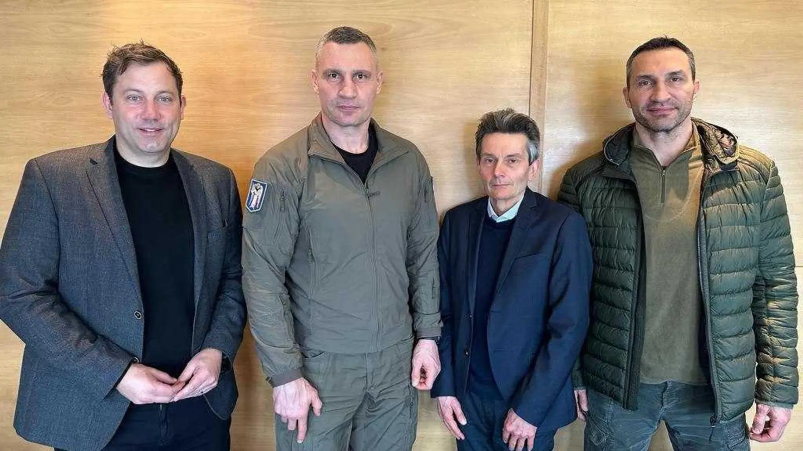 Lars Klingbeil (l) und Rolf Mützenich (3.v.l) sind in Kiew mit Bürgermeister Vitali Klitschko (2.v.l.) und dessen Bruder Wladimir Klitschko zusammengetroffen (Foto: Fionn Große/SPD/dpa)