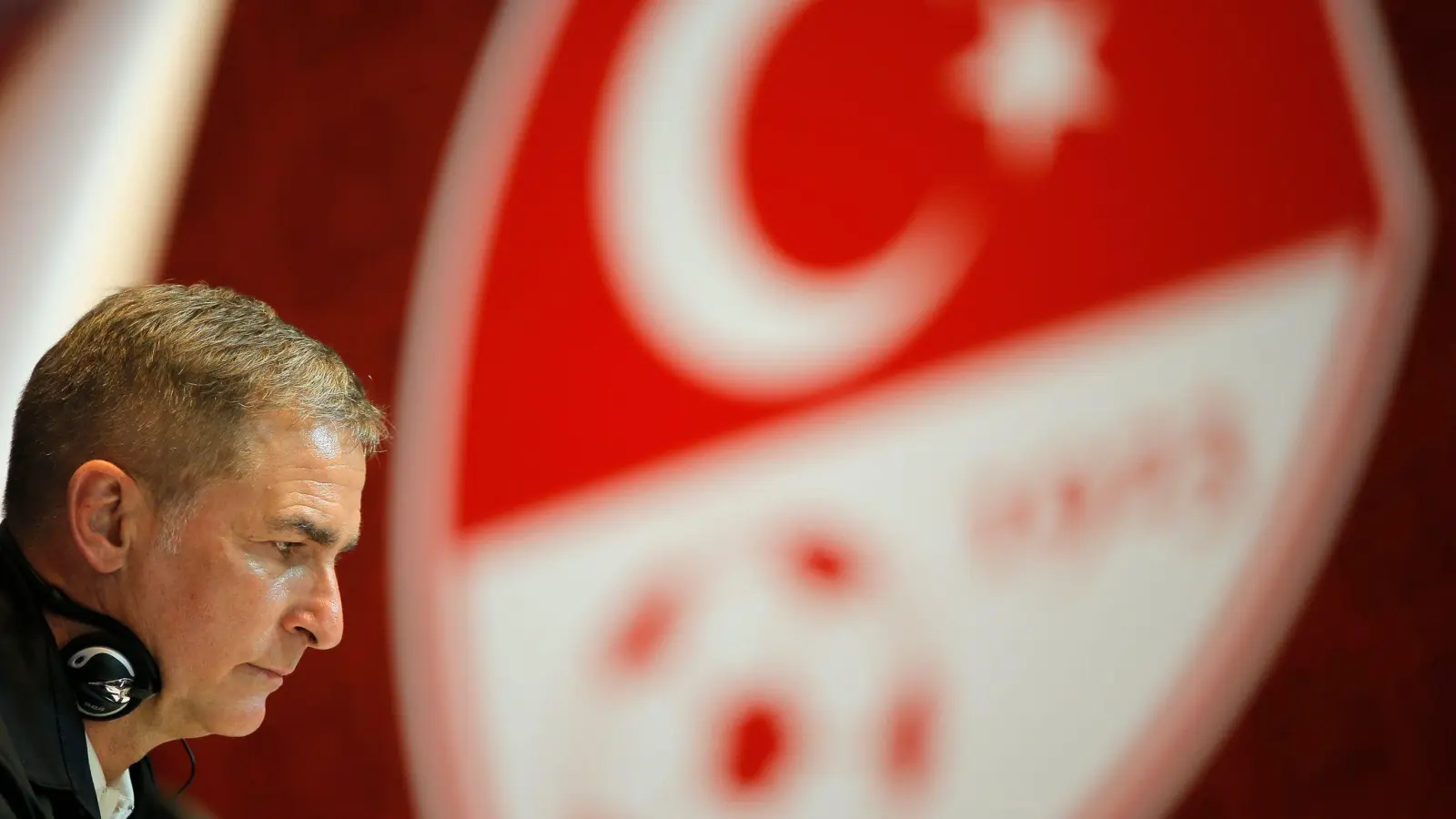 Trainer Stefan Kuntz konnte sich mit der Türkei nicht für die WM in Katar qualifizieren. (Foto: Uncredited/AP/dpa)