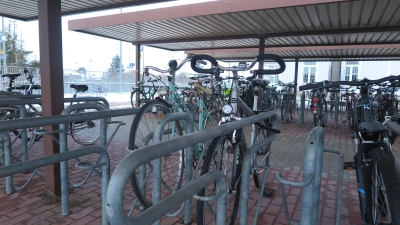 Der überdachte Fahrradabstellplatz am Bahnhof Heilsbronn reicht nicht mehr aus. Deswegen wird die Stadt moderne Abstellanlagen für weitere 171 Fahrräder auf Flächen der Deutschen Bahn bauen. (Foto: Eckard Dürr)