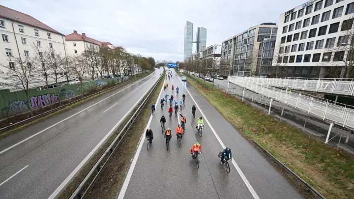 Demonstrationsteilnehmerinnen fahren auf der in beide Richtungen gesperrten Autobahn A9 mit dem Rad. (Foto: Angelika Warmuth/dpa)