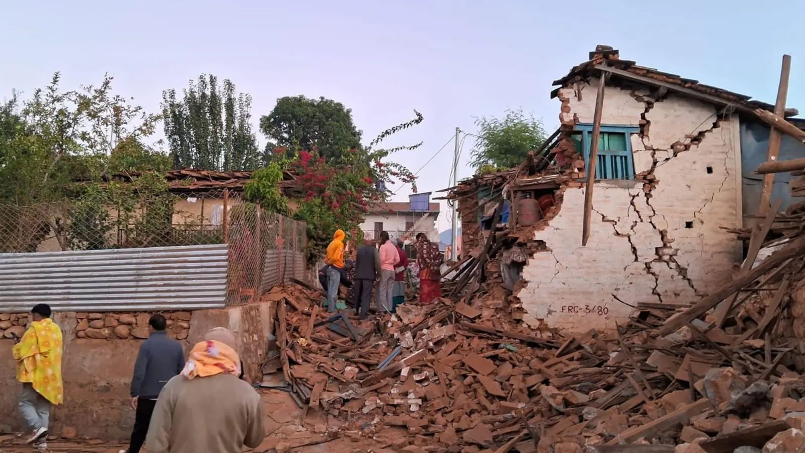 Menschen suchen in den Trümmern nach ihren Habseligkeiten. (Foto: Sunil Sharma/ZUMA Press Wire/dpa)