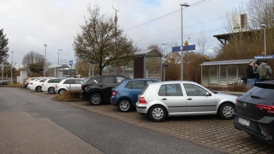 Vier Pkw-Stellplätze am Bahnhof in Sachsen entfallen für den Bau einer neuen Fahrradgarage. Im Frühsommer soll sie voraussichtlich nutzbar sein. (Foto: Calotta Halbrock)
